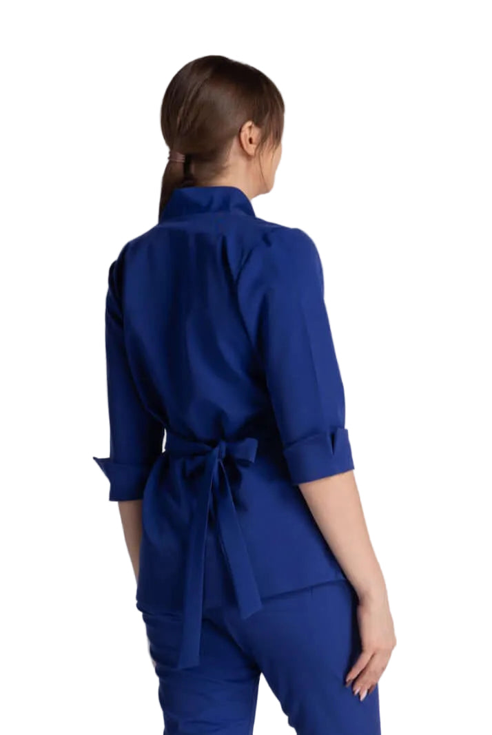 Bluza Elastica Elise - bluză elegantă cu guler shal și cordon ajustabil, ideală pentru profesioniștii medicali.