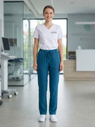Pantaloni medicali elastici premium, confortabili, cu talie elastică, purtati de model in ambiant medical.