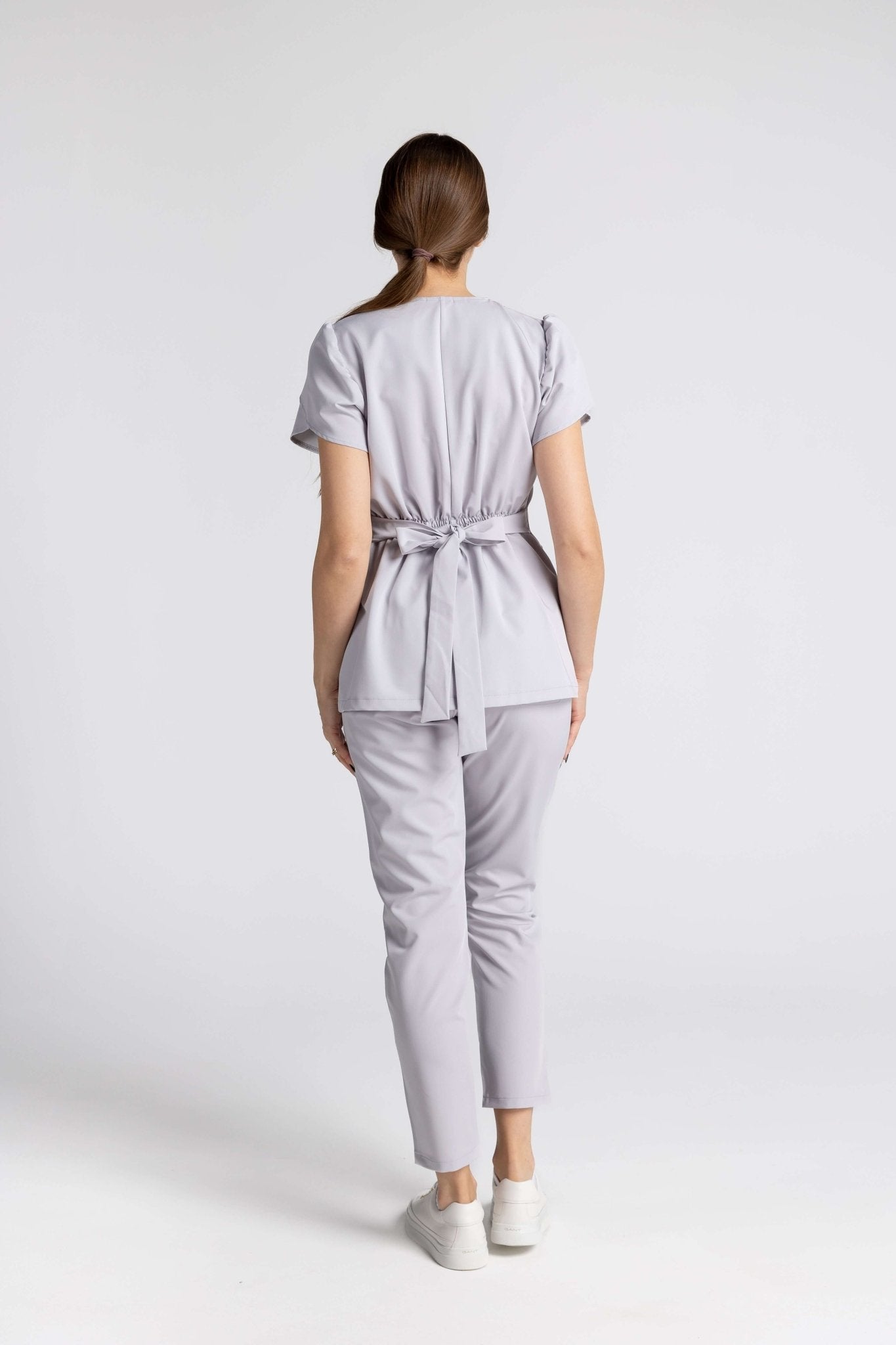 Costum Premium Elastic Sofia, vedere din spate, elegant si confortabil, cu design distinctiv si maneci lalea.