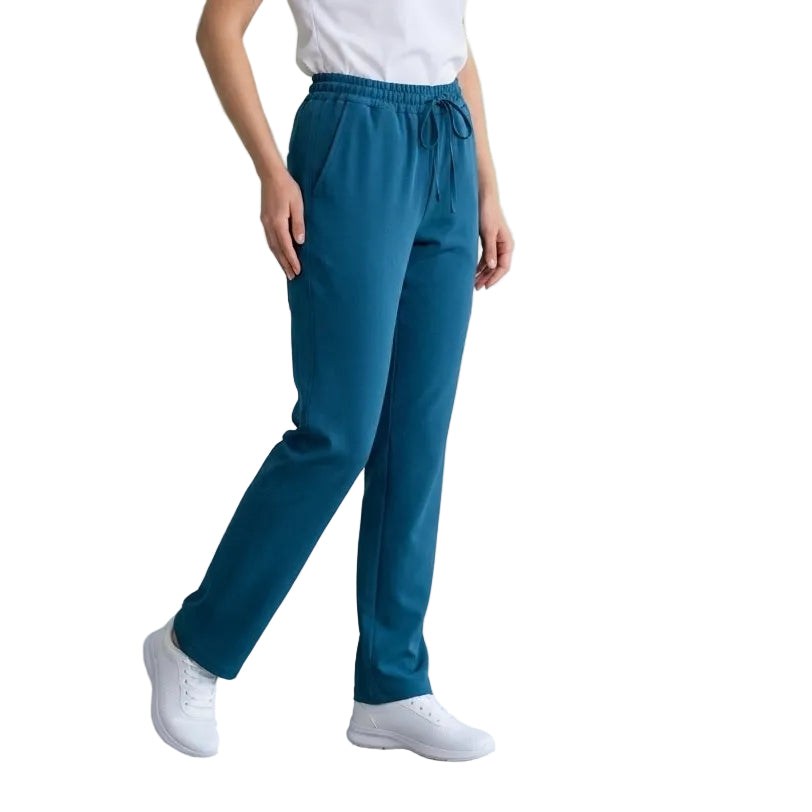 Femeie purtând pantaloni medicali elastici premium albaștri, îmbinând confortul cu stilul în mediu profesional.