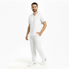 Costum medical elastic Daniel, material confortabil, moderna, purtat de un bărbat, pozat pe fundal alb.