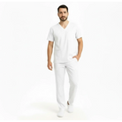 Costum medical elastic daniel purtat de un bărbat într-o ținută albă, confortabilă și modernă.