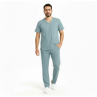 Costum medical elastic Daniel, bărbat îmbrăcat în uniformă medicală confortabilă, cu pantaloni și bluză.