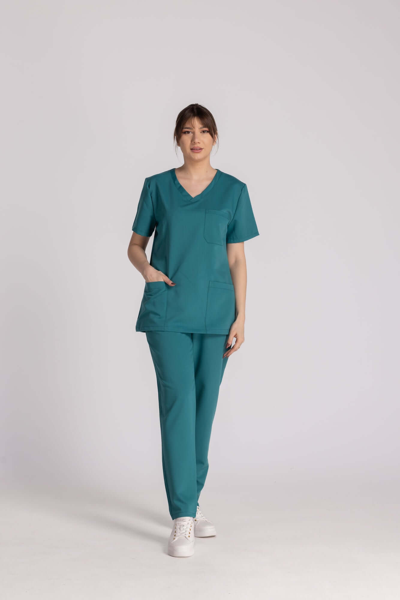 Costum Elastic Diana, uniformă profesională elegantă și confortabilă pentru personal medical.